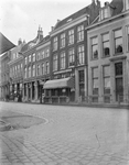 76945 Gezicht op de voorgevel van het pand Oudkerkhof 13 (Sociëteit Cambrinus) te Utrecht. Links van het gebouw de ...